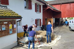 5 Personen schaffen 12 Tonnen Wandkies ins Ruderalbeet